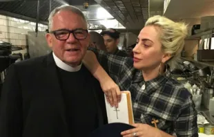 Der Priester und Lady Gaga / Facebook via ChurchPOP