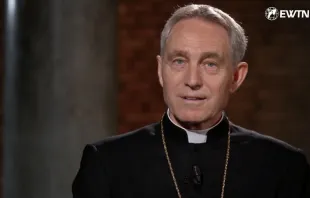 Erzbischof Georg Gänswein im Gespräch mit Andreas Thonhauser von EWTN / screenshot / YouTube / EWTN | Katholisches Fernsehen weltweit