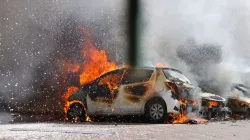 Autos brennen nach einem Raketenangriff aus dem Gazastreifen in Ashkelon, Südisrael, am 7. Oktober 2023. / Ahmad Gharabali/AFP via Getty Images