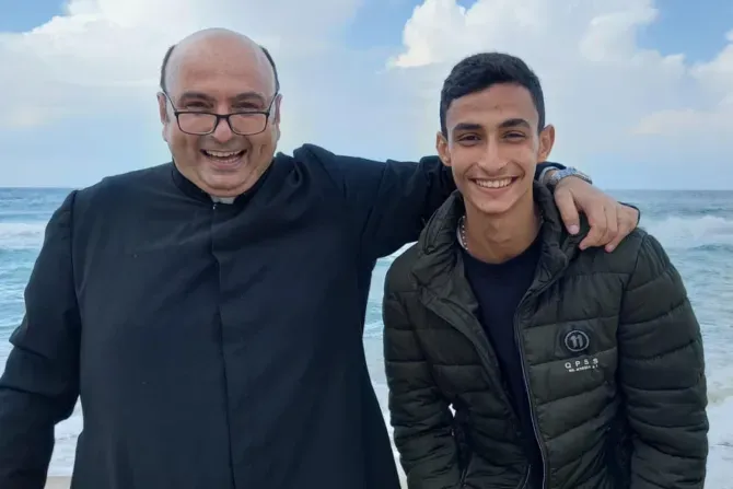 Suhail Shadi Abu Dawod mit Pater Gabriel Romanelli, dem Pfarrer von Gaza, am Strand von Gaza im Sommer 2023. Romanelli gehört dem Institut des inkarnierten Wortes (IVE) an, einem katholischen Ordensinstitut, das am 25. März 1984 in Argentinien gegründet wurde und in dem Abu Dawod um Aufnahme bat.