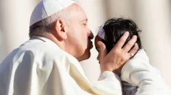 Papst Franziskus küsst ein Kind bei der Generalaudienz am 10. Oktober 2018 / Daniel Ibanez / CNA Deutsch