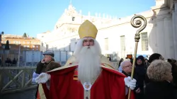 Der Nikolaus auf dem Petersplatz am 2. Dezember 2015 / CNA/Daniel Ibanez