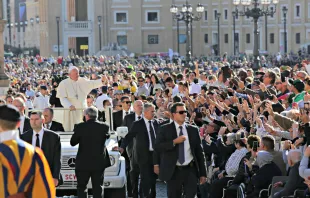 Papst Franziskus begrüßt Pilger bei der Generalaudienz am 5. Oktober 2016. / CNA/Daniel Ibanez