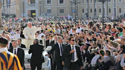 Papst Franziskus begrüßt Pilger bei der Generalaudienz am 5. Oktober 2016. / CNA/Daniel Ibanez