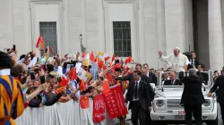 Papst Franziskus begrüßt Pilger auf dem Petersplatz zu einer Generalaudienz im Jahr 2016. / CNA/Daniel Ibanez