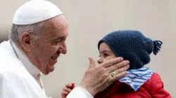 Papst Franziskus segnet ein Kind bei der Generalaudienz am 15. Mai 2019 / Daniel Ibanez / CNA Deutsch