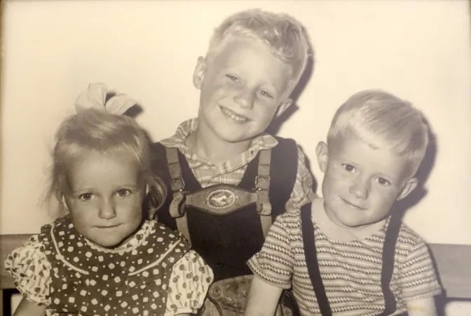 Ein fünfjähriger Georg Gänswein (Mitte) mit Bruder Reinhard und Schwester Ursula im Jahr 1962