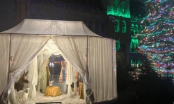 Gesichtslose Krippe in Brüssel / Maxim van den Bossche