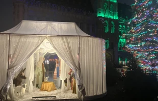 Gesichtslose Krippe in Brüssel / Maxim van den Bossche