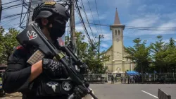 Ein indonesischer Polizist steht Wache vor einer Kirche nach einer Explosion in Makassar am 28. März 2021.  / Indra Abriyanto/AFP via Getty Images