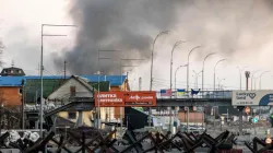 Dieses Foto vom 18. März 2022 zeigt aufsteigenden Rauch nach einer Explosion in Kiew. - Wie die Behörden in Kiew mitteilten, wurde am frühen Morgen des 18. März 2022 eine Person getötet, als eine abgeschossene russische Rakete in ein Wohnhaus in den nördlichen Vororten der Hauptstadt einschlug. Auch eine Schule und ein Spielplatz seien getroffen worden.  / Fadel Senna/AFP via Getty Images