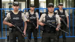Polizisten stehen am 10. Januar 2024 vor dem Rathaus in Quito. Nach dem Ausbruch eines gefährlichen Drogenbarons aus dem Gefängnis befindet sich Ecuador weiterhin im Ausnahmezustand. / STRINGER/AFP via Getty Images