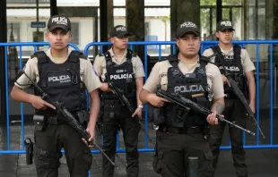 Polizisten stehen am 10. Januar 2024 vor dem Rathaus in Quito. Nach dem Ausbruch eines gefährlichen Drogenbarons aus dem Gefängnis befindet sich Ecuador weiterhin im Ausnahmezustand. / STRINGER/AFP via Getty Images