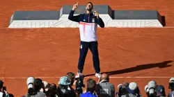 Goldmedaillengewinner Novak Djokovic aus Serbien posiert für Fotografen mit seiner Medaille bei der Siegerehrung für das Herren-Einzel-Tennisturnier auf dem Court Philippe-Chatrier im Roland-Garros-Stadion während der Olympischen Spiele Paris 2024 am 4. August 2024. / Miguel Medina/AFP /Getty Images