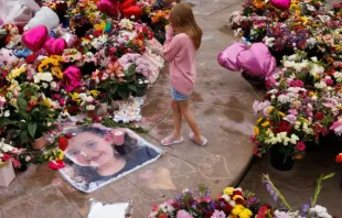 Gedenken der Opfer des Messerangriffs am 5. August 2024 in der Nähe des Atkinson in Southport, England. / Dan Kitwood/Getty Images