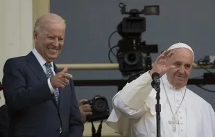 Papst Franziskus und Joe Biden in Washington, D.C., am 24. September 2015. / Andrew Caballero-Reynolds/AFP via Getty Images.