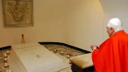 Papst Benedikt XVI. besucht das Grab des verstorbenen Papstes Johannes Paul II. in der Grotte unter dem Petersdom am 6. April 2006. | / ARTURO MARI/AFP via Getty Images