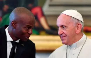 Papst Franziskus spricht mit dem haitianischen Präsidenten Jovenel Moïse während einer Privataudienz am 26. Januar 2018 im Vatikan. / Alberto Pizzoli/AFP via Getty Images.