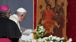 Papst Franziskus legt einen Blumenstrauß vor einem Marienbild auf der Piazza Armerina in Sizilien am 15. September 2018. / AFP via Getty Images