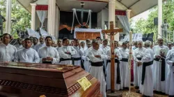 Sri Lankas Katholiken nehmen Abschied von Opfern der Angriffe der Osternacht in der St.-Sebastian-Kirche in Negambo am 23. April 2019.  / Atul Loke/Getty Images