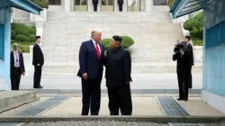 Kim Jung Un und Donald Trump in der DMZ am 30. Juni 2019 / Handout/Dong-A Ilbo via Getty Images