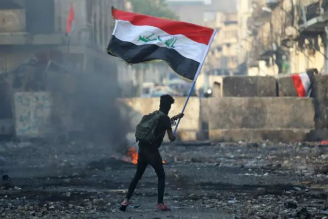 Ein Demonstrant schwenkt die irakische Flagge in Bagdad am 29. November 2019