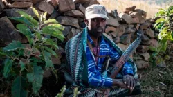 Ein Bauer und Miliz-Kämpfer im Nordwesten Äthiopiens.  / Eduardo Soteras/AFP über Getty Images
