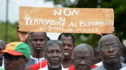 Menschen demonstrieren am 19. August 2017 in Zentral-Ouagadougou gegen Terrorismus.  / AFP/Getty Images