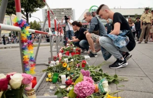 Trauernde in München nach der Bluttat am 22. Juli 2016. / Johannes Simon / Getty Images News