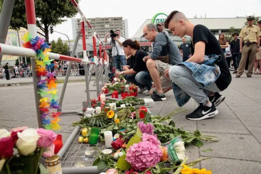 Trauernde in München nach der Bluttat am 22. Juli 2016. / Johannes Simon / Getty Images News