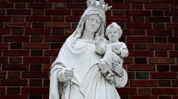 Muttergottes mit Kind, Nativity of Our Lord Parish, St. Paul, Minnesota, USA / Unsplash / Gianna Bonello