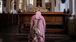 Betende Frau in der Kirche / Gil Ribeiro / Unsplash