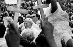Johannes Paul II. im Missionsland
 / www.tempi.it/enciclica-missione-di-giovanni-paolo-ii