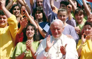 Papst Johannes Paul II. mit Jugendlichen / pd 