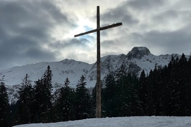 Vandalismus in Schweizer Alpen: Gipfelkreuz im Tessin entwurzelt