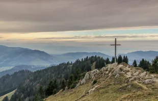 Kreuz auf Berggipfel / Thanti Riess / Unsplash