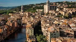 Prächtige Kulisse mit markanten Kirchen: Girona / Patronat de Turisme Costa Brava Pirineu de Girona