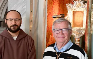 Der Mediziner Gosbert Weth vor dem „Volto Santo“ / Marco Gandolfo / EWTN