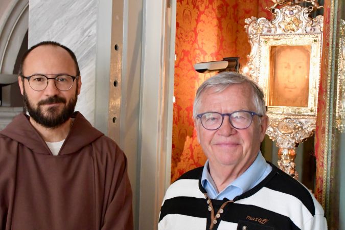 Rektor Antonio Gentili OFMCap mit dem Mediziner Gosbert Weth vor dem „Volto Santo“