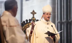 Erzbischof Herwig Gössl mit Pallium / Pressestelle / Dominik Schreiner