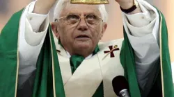 Papst Benedikt XVI. am 9. Juli 2006 mit der Reliquie des Santo Caliz
 / Michael Hesemann