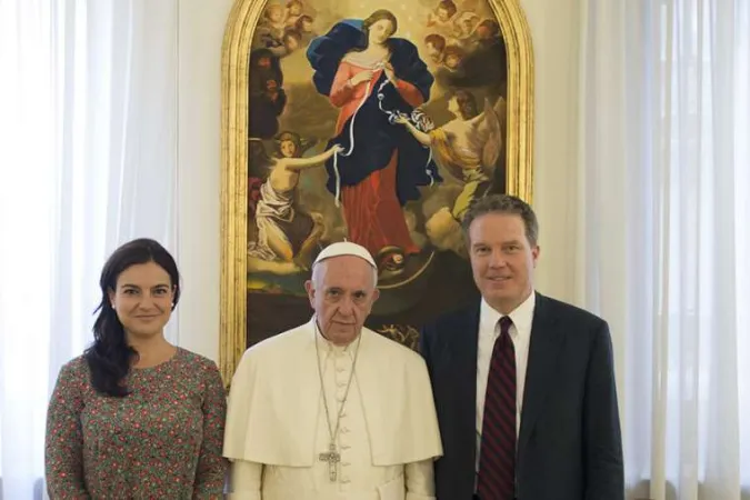 Paloma Garcia Ovejero, Papst Franziskus und Greg Burke im August 2016.
