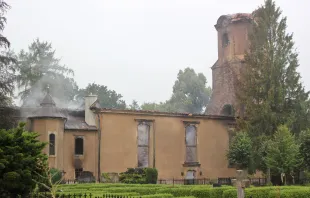 Kirchenruine nach dem Brand vom 4. August 2023 / Julian Nyča / Wikimedia (CC BY-SA 3.0)