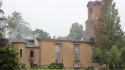 Kirchenruine nach dem Brand vom 4. August 2023 / Julian Nyča / Wikimedia (CC BY-SA 3.0)