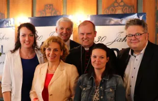 Redner bei der Veranstaltung im Hofbräuhaus (von links): Angelika Doose (ALfA), Christiane Lambrecht (CDL), Hubert Hüppe (CDL), Weihbischof Florian Wörner (Augsburg), Susie Mehler (Mutter eines Kindes mit Down-Syndrom) Alex Dorow (MdL) / Lambrecht / CDL