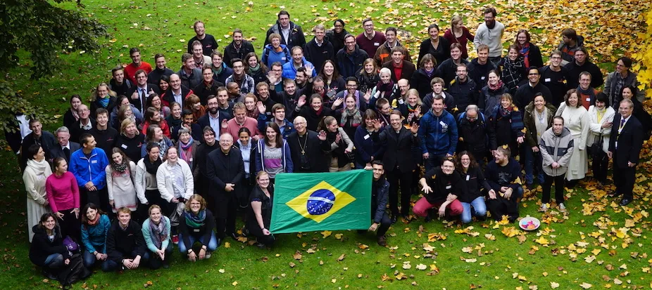 Gruppenbild mit Fahne: Bis aus Brasilien kam die Teilnehmer des internationalen Nightfever-Treffens in Bonn.