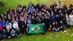 Gruppenbild mit Fahne: Bis aus Brasilien kam die Teilnehmer des internationalen Nightfever-Treffens in Bonn. / Nightfever