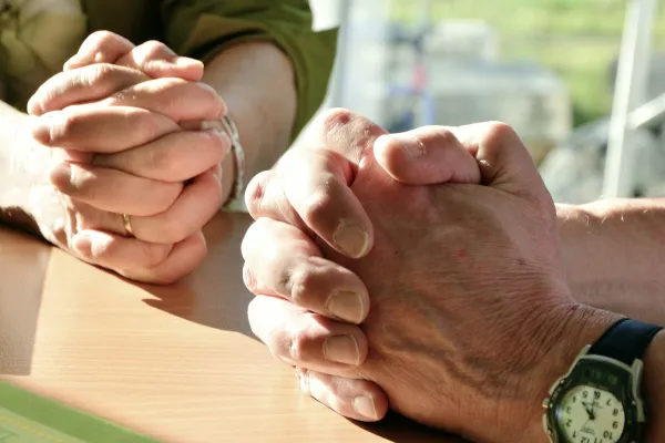 Welche Kraft muss von einem Gebet ausgehen, dass über 60 Elternpaare für die Kinder an den lieben Gott richten. / Pixabay / congerdesign (CC0)