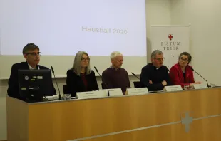 Das Bistum Trier hat Ende Januar seinen Haushaltsplan für 2020 vorgestellt. Auf dem Foto: Manfred Wagner, Leiter des Arbeitsbereichs Haushaltsplanung, Kirsten Straus, Direktorin für den Bereich Ressourcen, Gundo Lames, Direktor für den Bereich Ziele und Entwicklung, Generalvikar Ulrich von Plettenberg und Judith Rupp, Pressesprecherin (vlnr.). / Bistum Trier