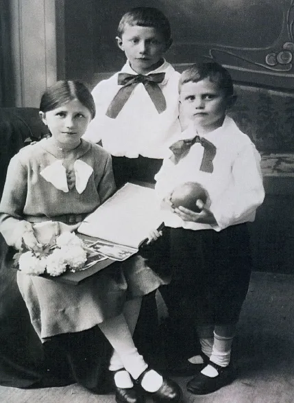 Eine Ahnung des Paradieses: Joseph Ratzinger neben den älteren Geschwistern Maria und Georg Anfang der 30er Jahre des letzten Jahrhunderts.